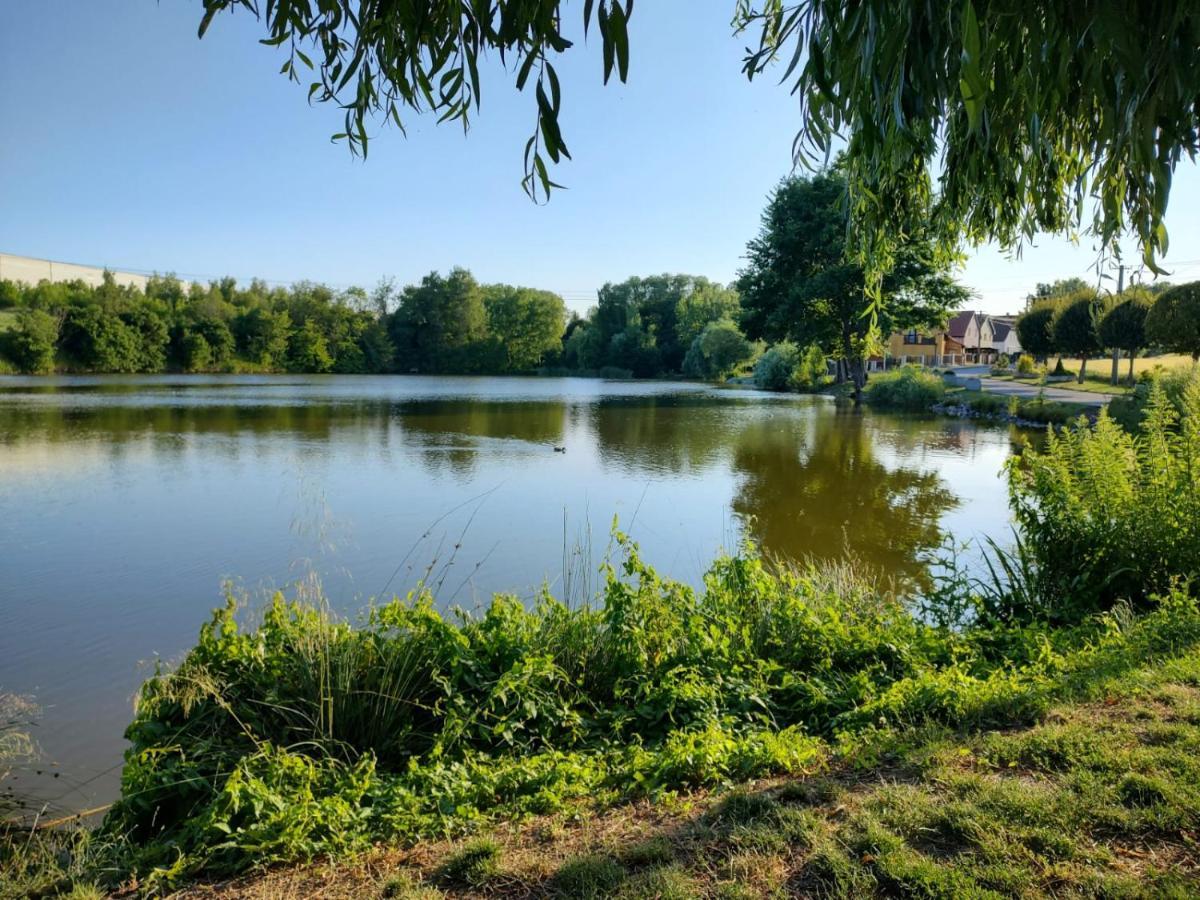 U Letiste Apartamento Kněževes Exterior foto