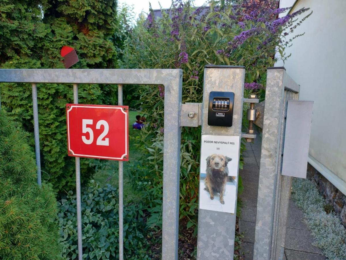 U Letiste Apartamento Kněževes Exterior foto